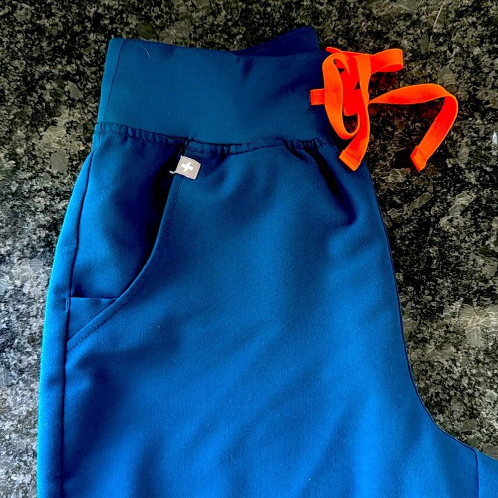FIGS Zamora Deep Reef High Waisted Petite Scrub Pants XS petite- like new